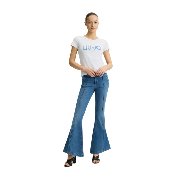 T-shirt bianca da donna con logo jeans modella intera frontale