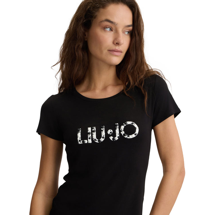 T-shirt nera da donna in viscosa con logo modella frontale ravvicinata