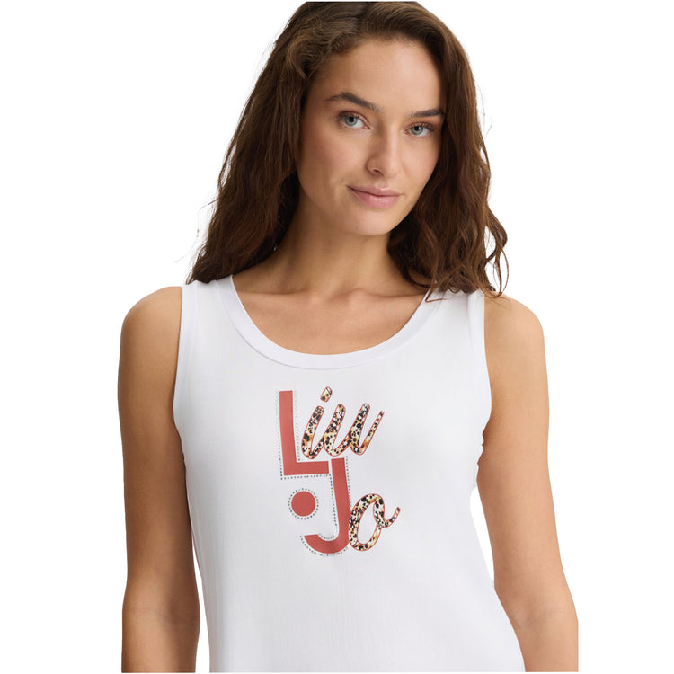 Top Bianco da donna con logo animalier e strass modella frontale ravvicinata