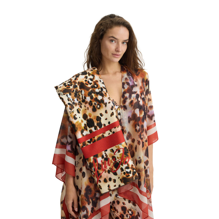 Telo Mare con stampa animalier e dettagli rossi modella