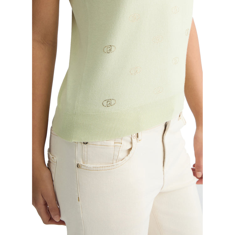 Top Donna in maglia verde chiaro con logo e strass dettaglio della modella frontale