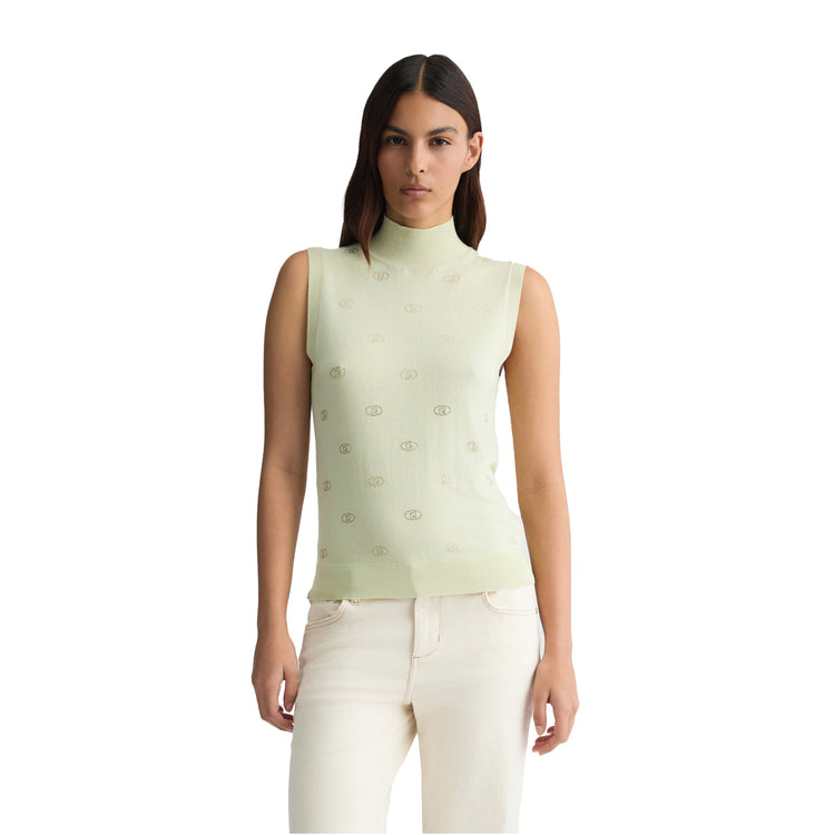 Top Donna in maglia verde chiaro con logo e strass modella frontale
