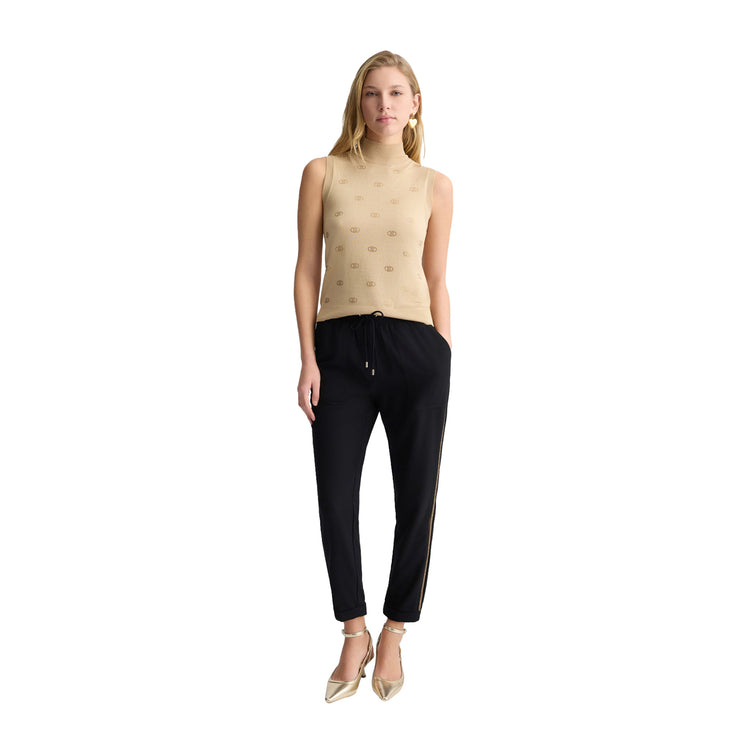 Top Donna in maglia beige con logo e strass modella intera frontale