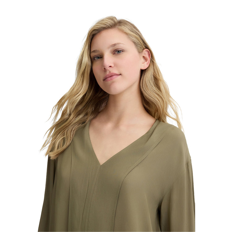 Blusa Donna in crêpe Verde modella frontale ravvicinata