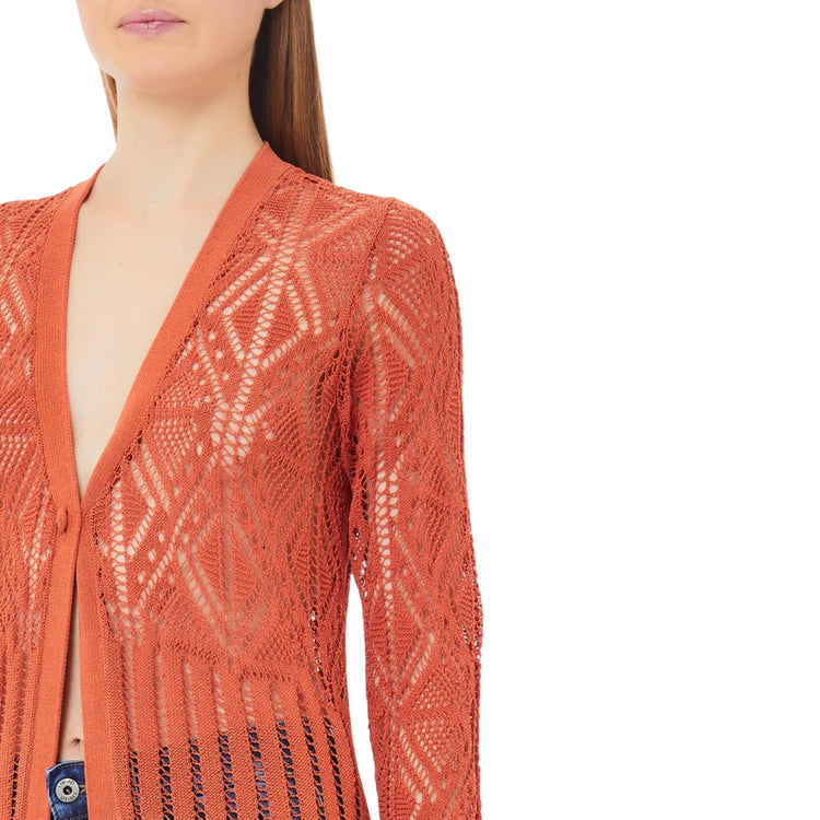 Cardigan lungo traforato da Donna in arancione modella frontale ravvicinata