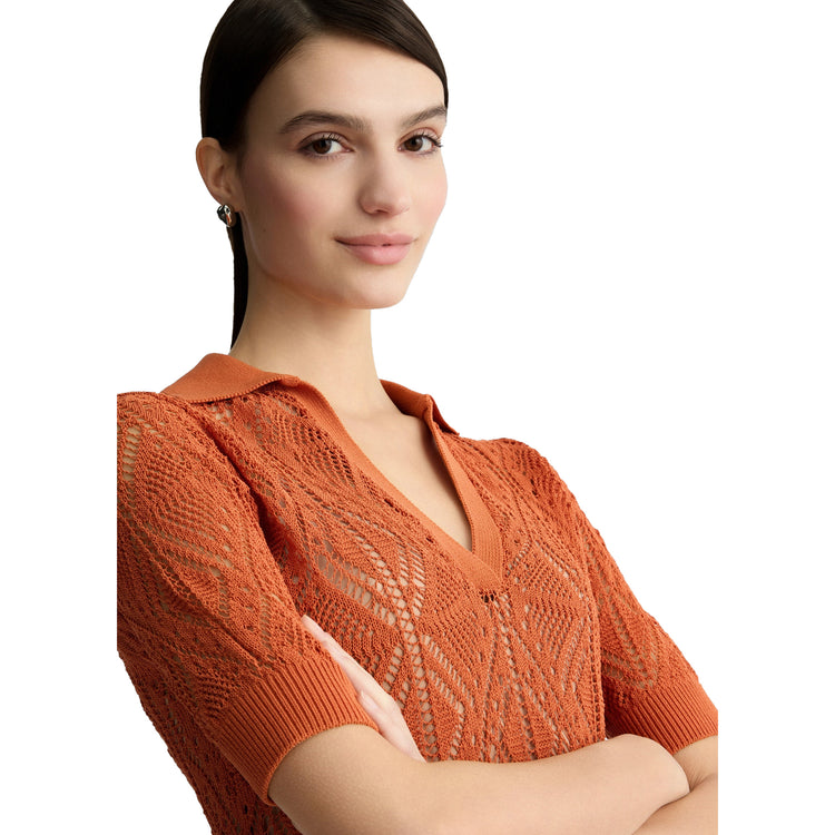 Maglia Donna in misto cotone crochet arancione modella ravvicinata