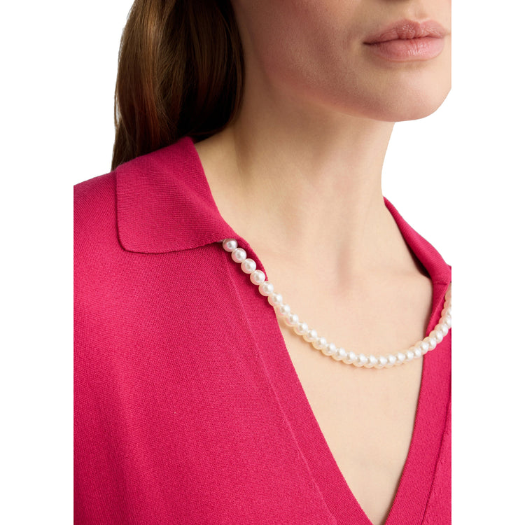 Maglia Donna Fucsia con collana di perle dettaglio