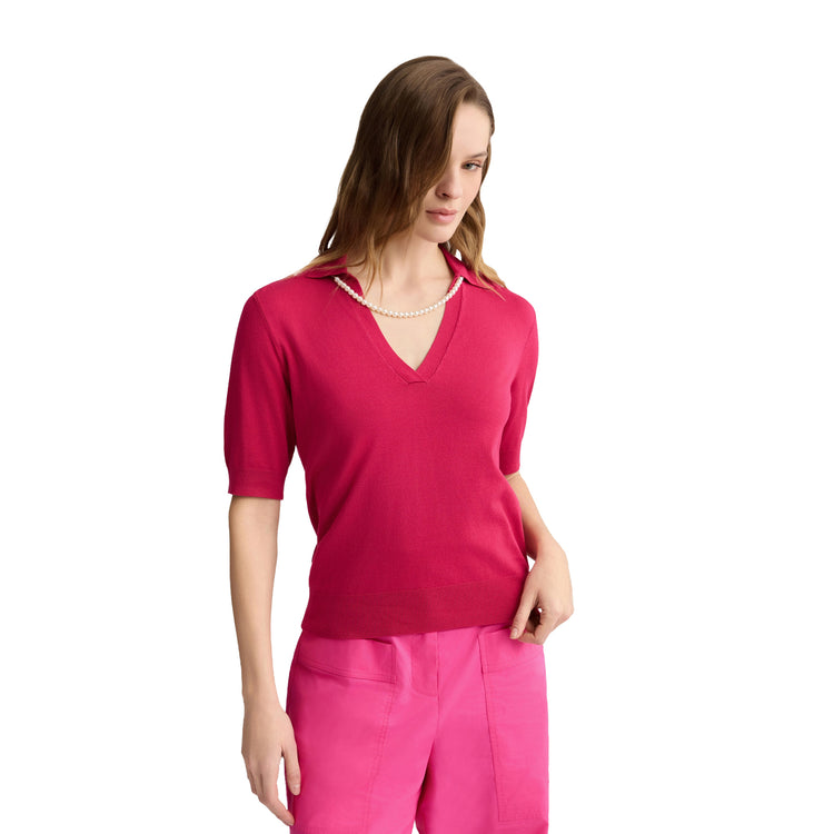 Maglia Donna Fucsia con collana di perle modella frontale