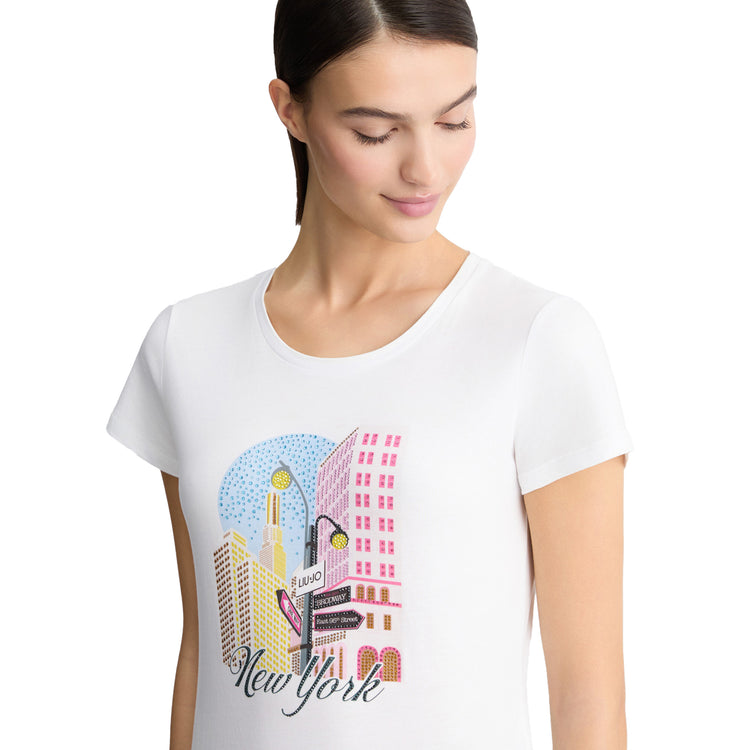 T-shirt in cotone bianco con stampa New York modella frontale ravvicinata