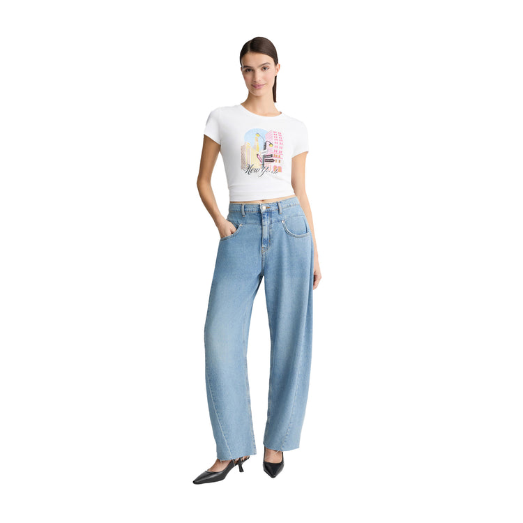 T-shirt in cotone bianco con stampa New York modella intera frontale