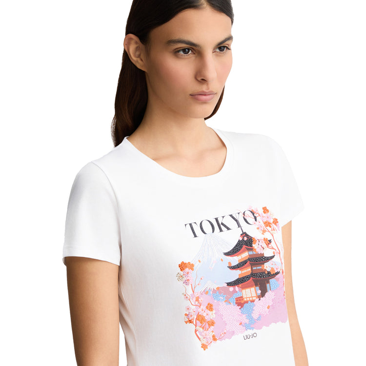 T-shirt in cotone bianco con stampa e strass modella frontale ravvicinata