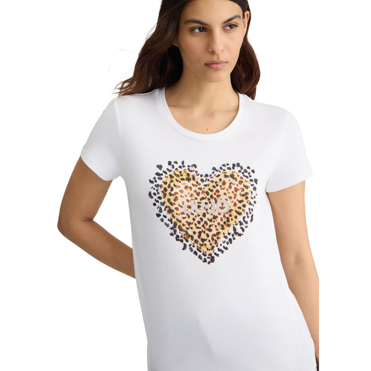 T-shirt Donna Bianca con cuore animalier modella frontale ravvicinata