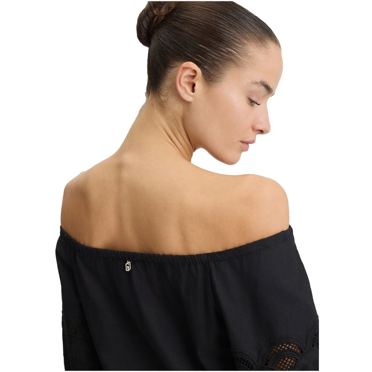 Blusa donna in cotone nero con ricami modella retro ravvicinata