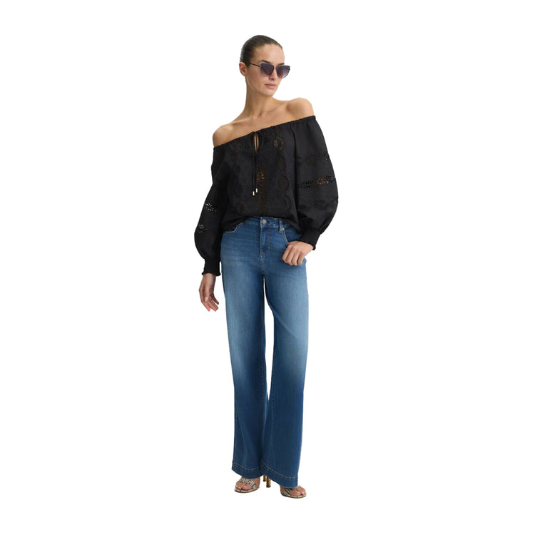 Blusa donna in cotone nero con ricami modella intera frontale