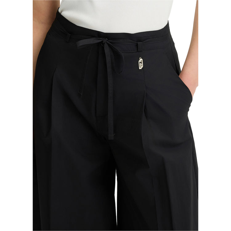 Pantaloni Donna Cropped in cotone nero modella frontale ravvicinata