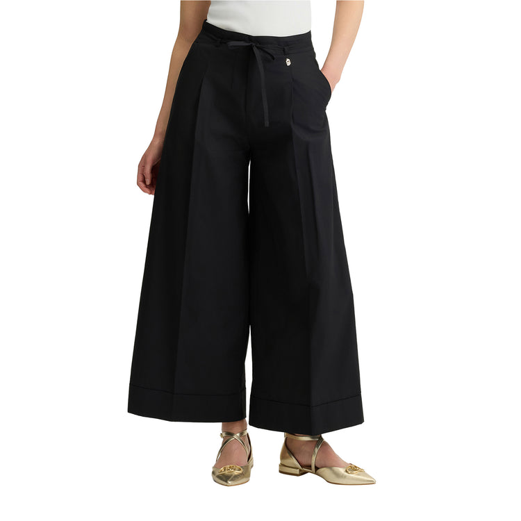 Pantaloni Donna Cropped in cotone nero modella frontale