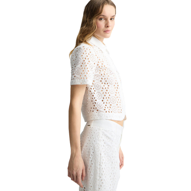 Camicia Donna cropped con ricami bianco modella laterale