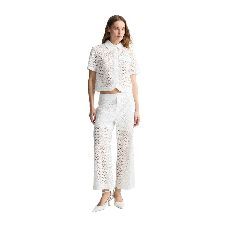 Camicia Donna cropped con ricami bianco modella intera frontale
