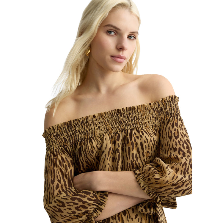 Abito lungo donna con stampa animalier all over dettaglio modella ravvicinata