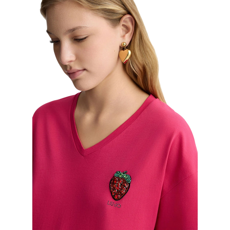 T-shirt fucsia da Donna con fragola dettaglio modella ravvicinata