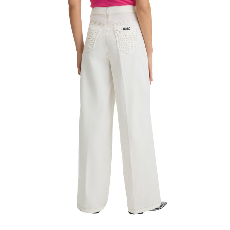 Jeans Flare Donna con dettagli crochet Bianco modella retro