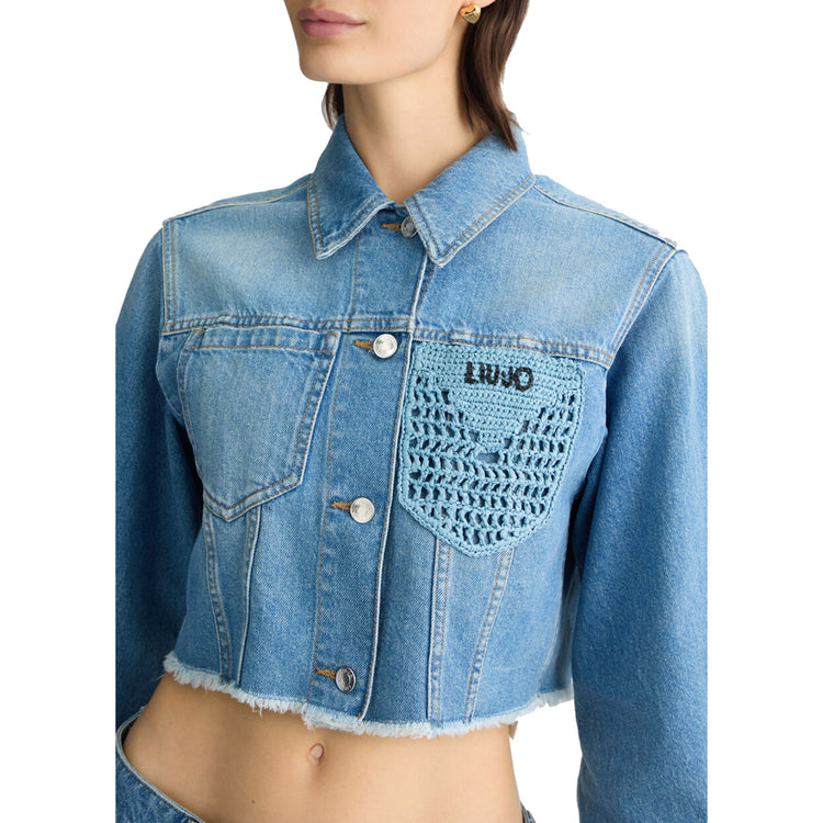 Giacca Donna cropped in denim con ricami modella frontale ravvicinata