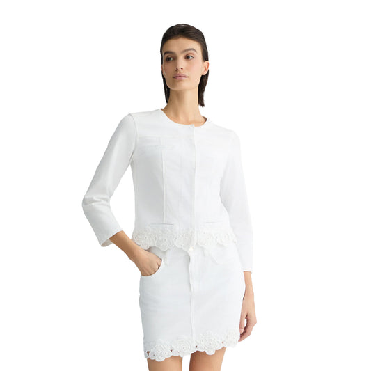 Giacca Bianca Donna con dettaglio uncinetto modella frontale