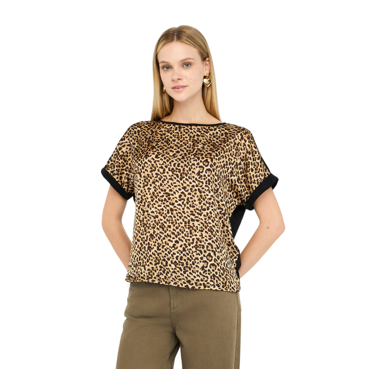 T-shirt Donna con stampa animalier modella frontale