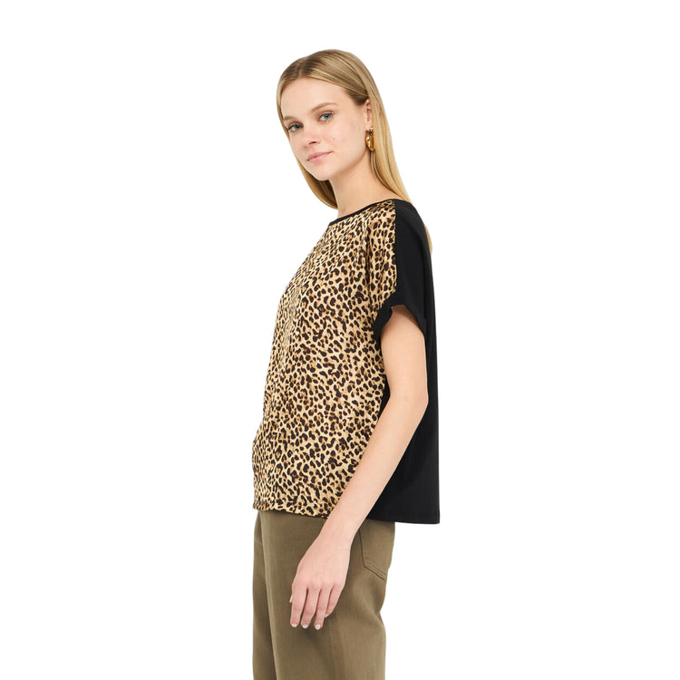T-shirt Donna con stampa animalier modella laterale