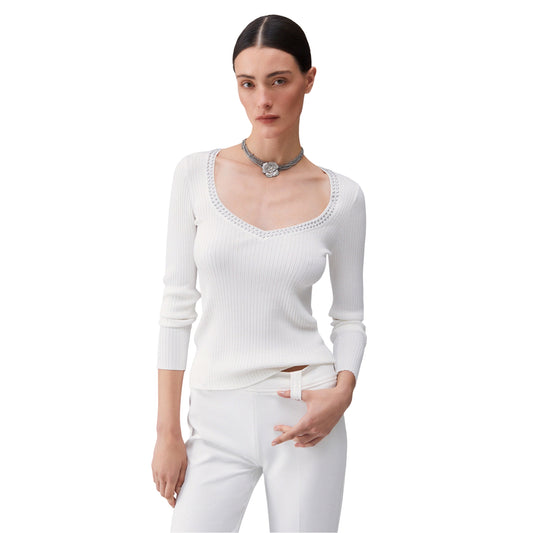 Maglia Donna Bianca con borchie sullo scollo modella frontale