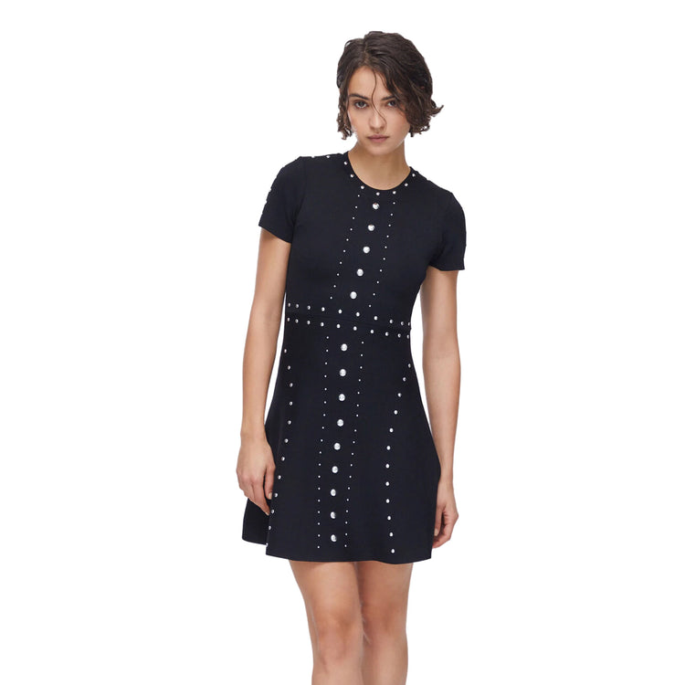 Abito corto Donna in maglia nera con borchie modella frontale