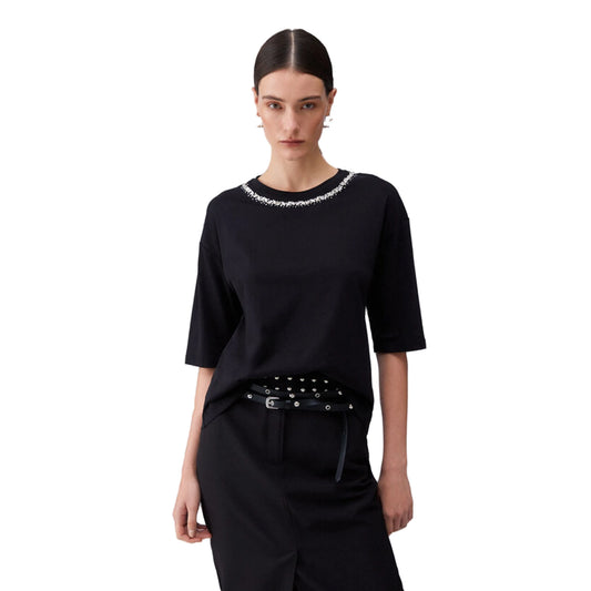 T-shirt Donna con applicazioni su scollo modella frontale