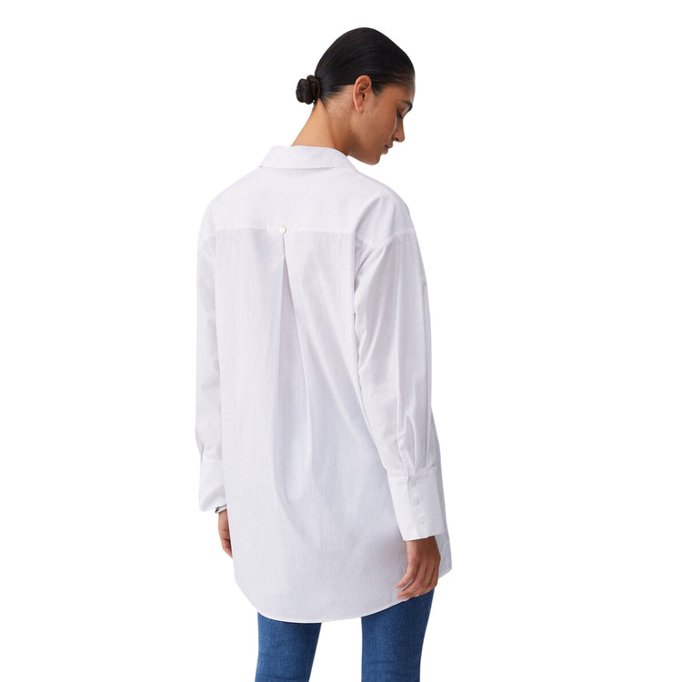 Abito bianco impreziosito con ricami gioiello