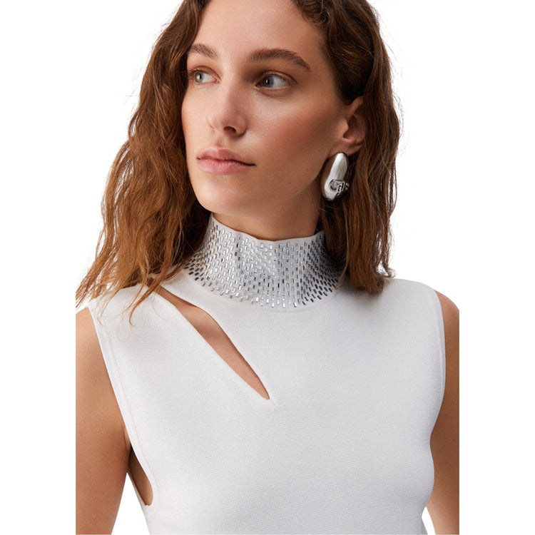 Top Donna Bianco con applicazione strass modella ravvicinata