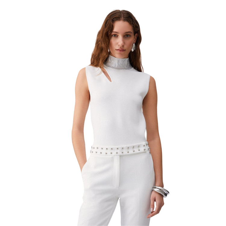 Top Donna Bianco con applicazione strass modella frontale