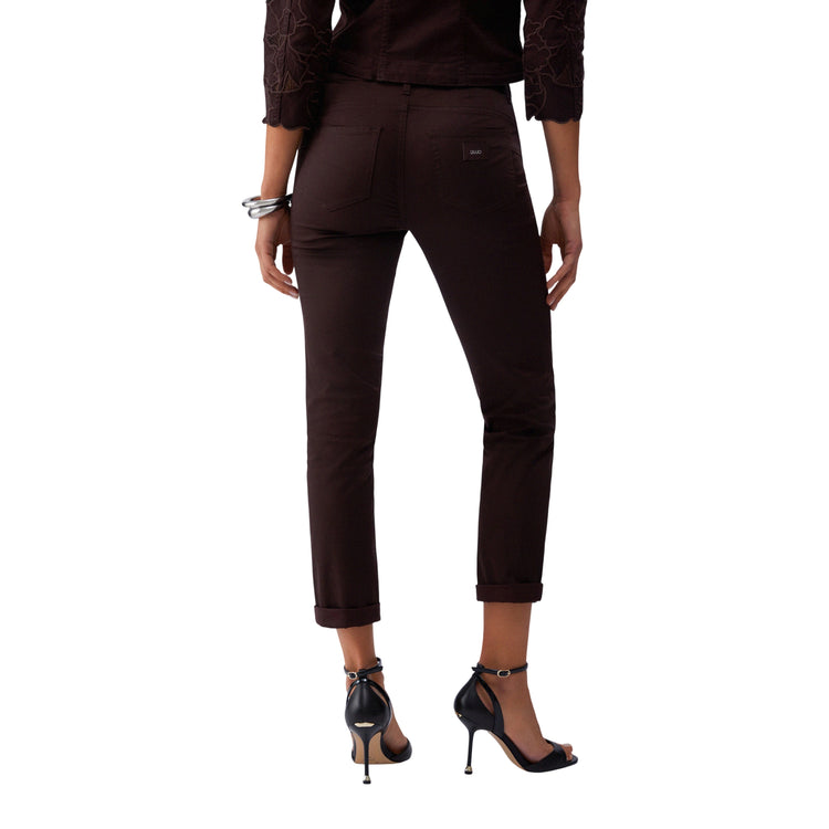 Pantaloni da donna skinny in raso e con risvolto in marrone