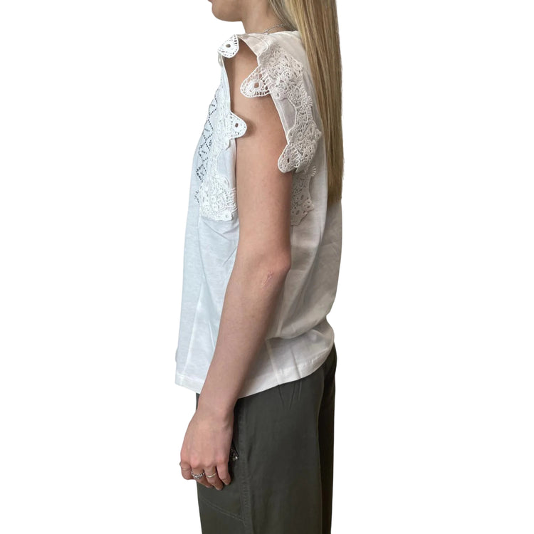T-shirt bianca con pizzo e strass sulle maniche