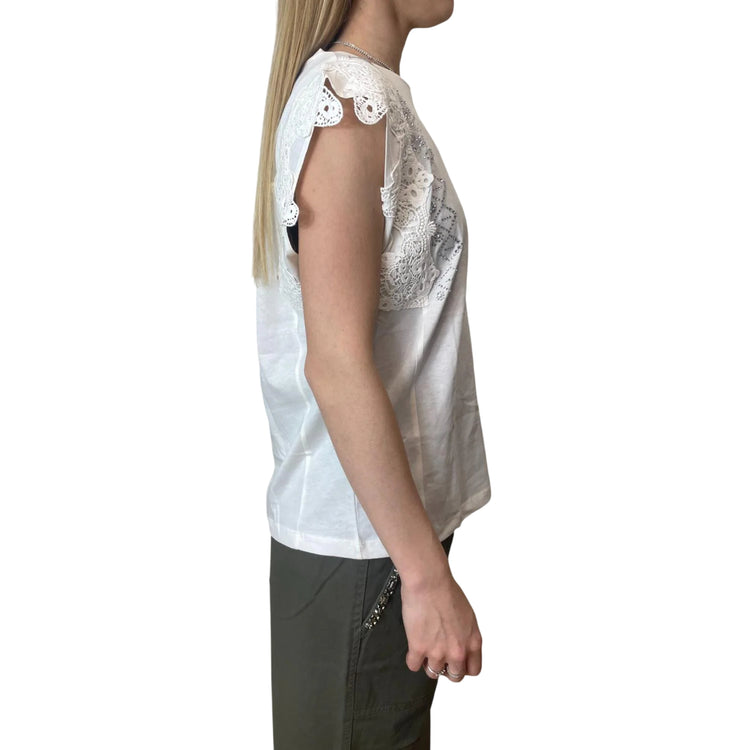 T-shirt bianca con pizzo e strass sulle maniche