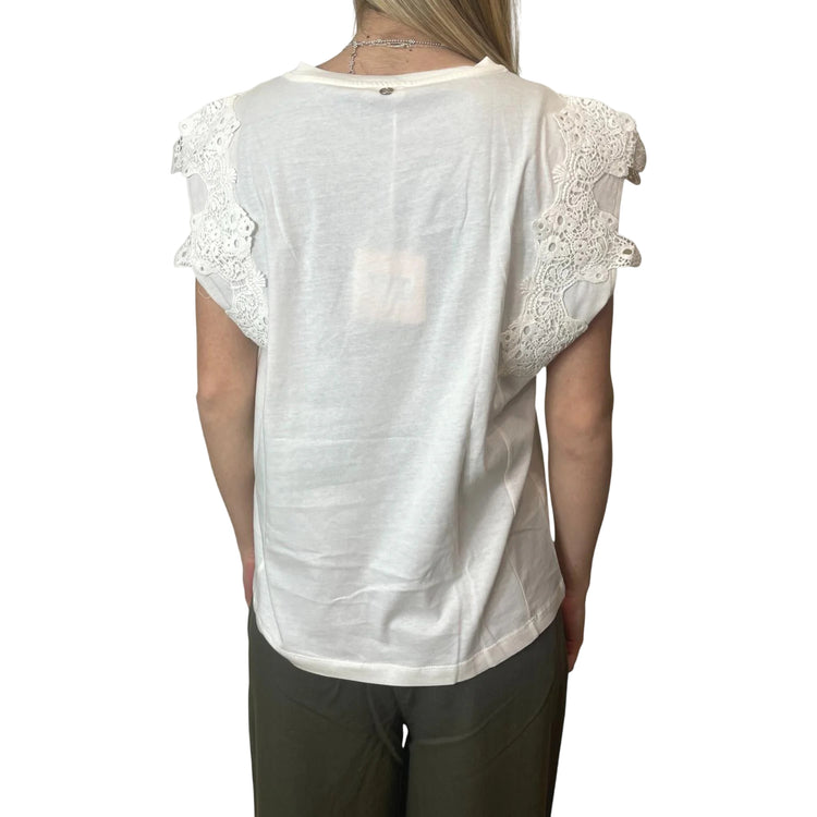 T-shirt bianca con pizzo e strass sulle maniche