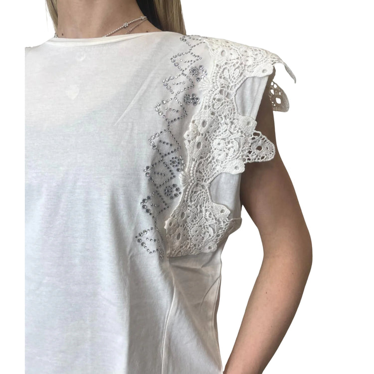 T-shirt bianca con pizzo e strass sulle maniche
