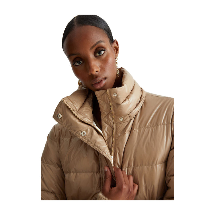 Giacca imbottita Donna con cappuccio beige modella ravvicinata