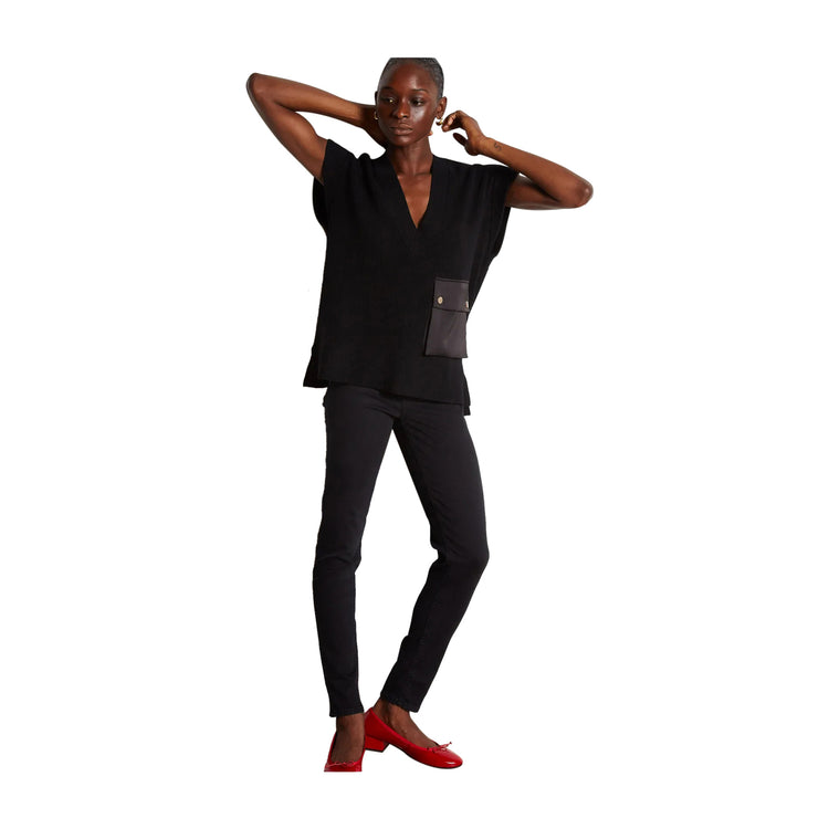 modella intera frontale Maglia Donna con tasca nera