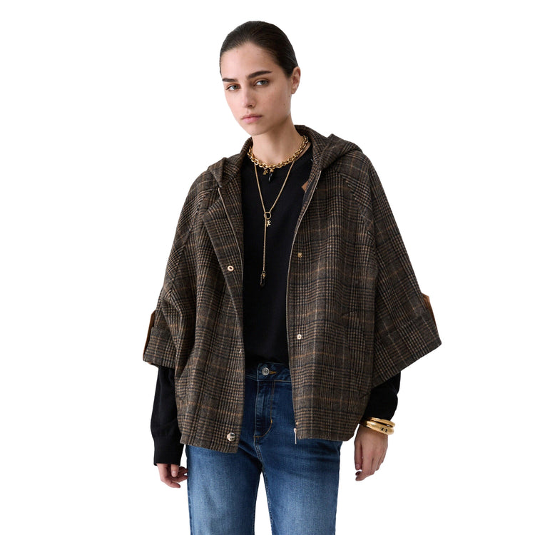 Giaccone Donna con cappuccio modella frontale