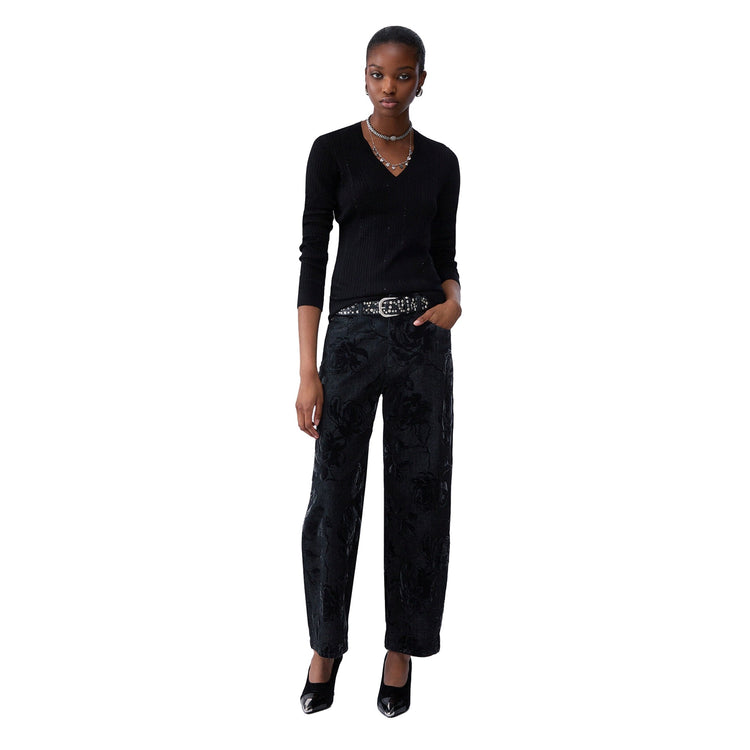 Maglia Donna in lana nera con scollo V modella intera frontale