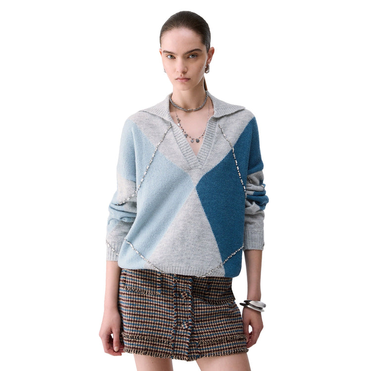 Maglione Donna con colletto polo, grigio, con decorazioni blu, modella frontale
