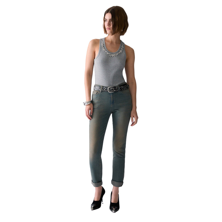 Top grigio Donna con gioielli su scollo modella frontale intera