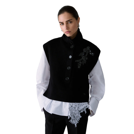 Gilet in maglia Donna con gioiello nero modella frontale