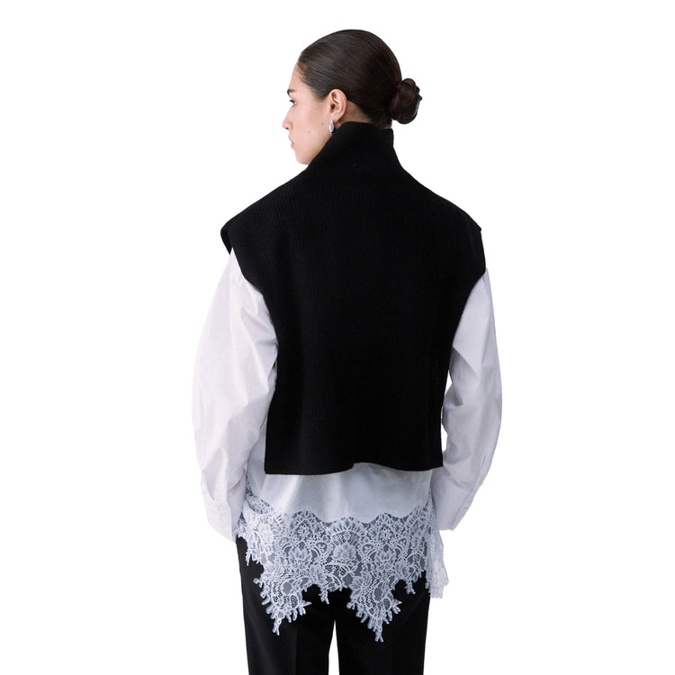 Gilet in maglia Donna con gioiello nero modella retro
