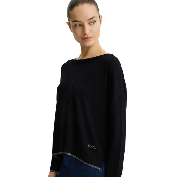 Maglia Nera in lurex con scollo a barca modella laterale
