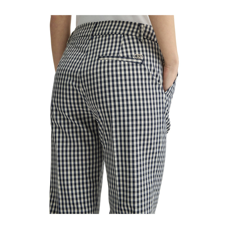 Pantalone Donna a pinocchietto slim modella retro ravvicinata